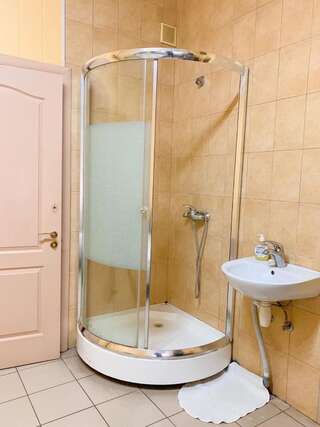 Хостелы Sun Хмельницкий Двухместный номер с двуспальной кроватью и дополнительной кроватью-3