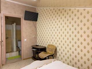 Хостелы Sun Хмельницкий Двухместный номер с 1 кроватью и собственной ванной комнатой-2