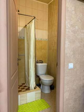 Хостелы Sun Хмельницкий Двухместный номер с 1 кроватью и собственной ванной комнатой-3