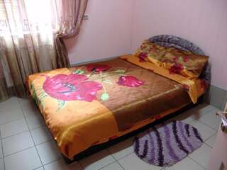 Хостелы Sun Хмельницкий Двухместный номер с двуспальной кроватью и дополнительной кроватью-1